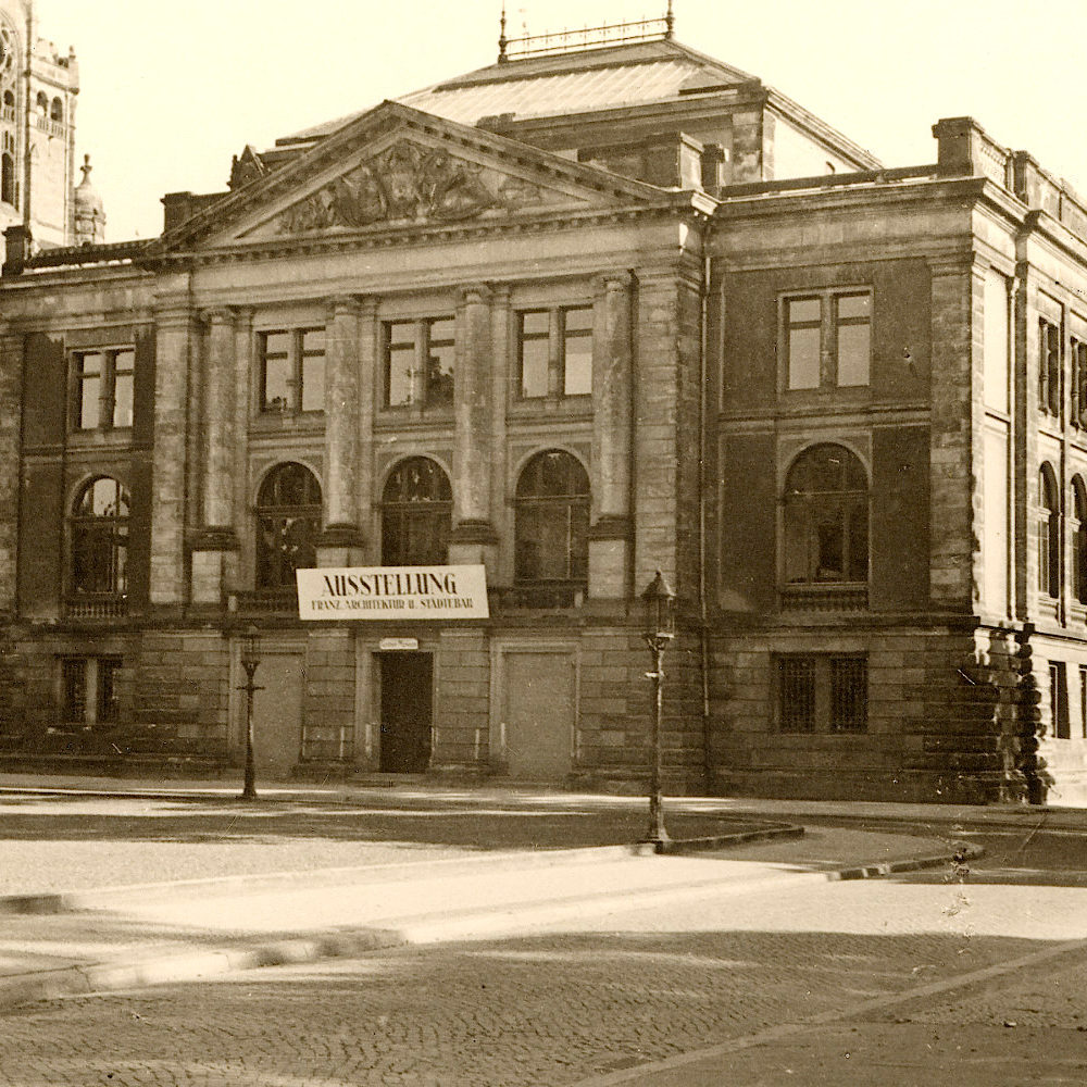 Hannover: Kestner-Museum am Friedrichswall mit Ausstellungswerbung „Französische Architektur und Städtebau“, 1949. Bildarchiv Historisches Museum Hannover