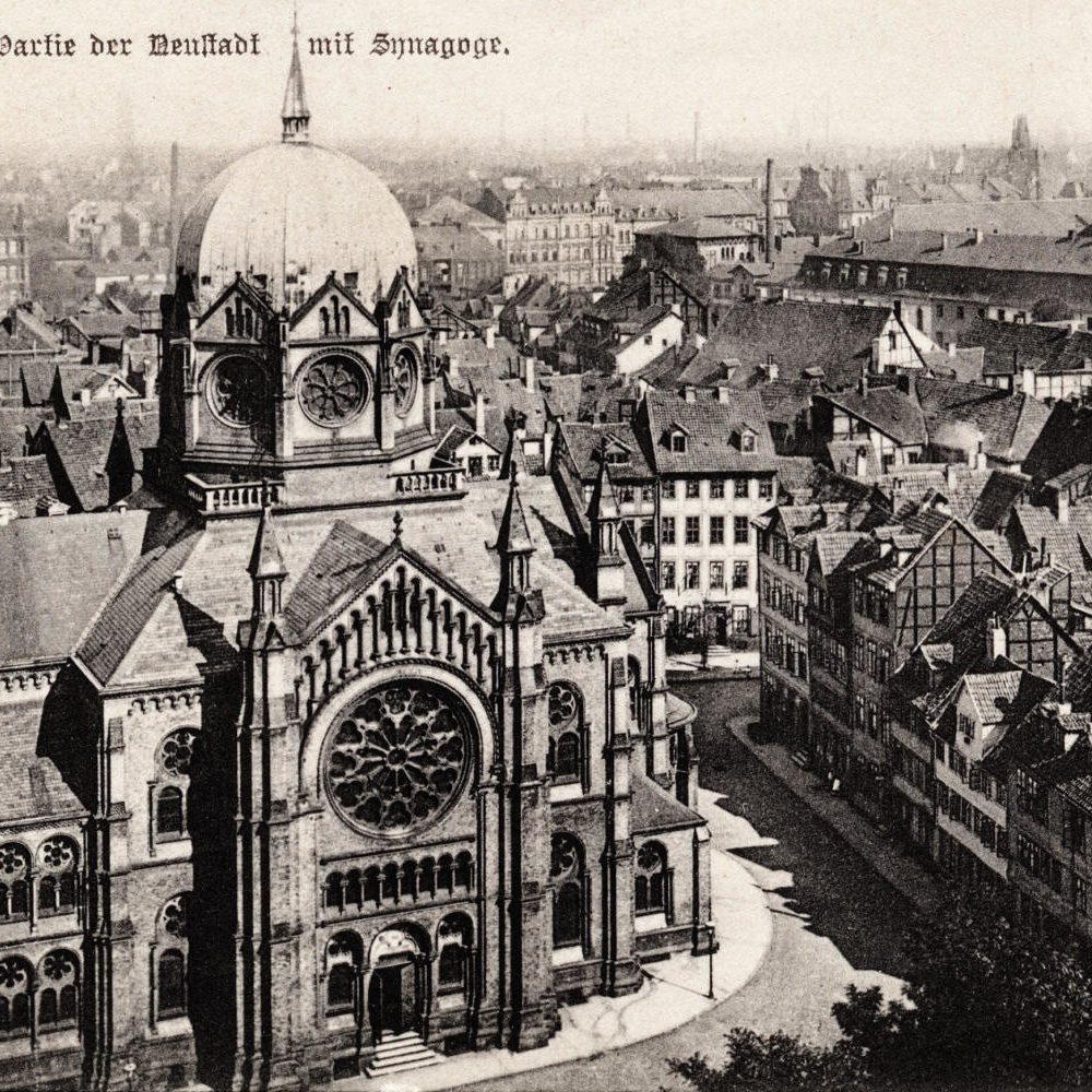 Hannover, Foto-Postkarte (1900-1909): „Partie der Neustadt mit Synagoge“. Rechts oben der Neue Marstall am Hohen Ufer. Photogr. u. Verlag v. Karl F. Wunder. Bildarchiv Historisches Museum Hannover
