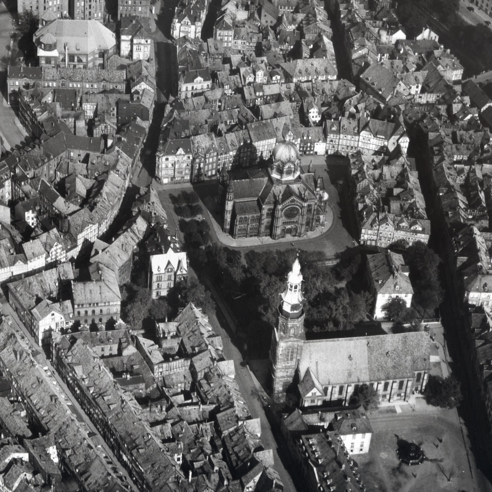 Hannover: Luftbild der Calenberger Neustadt von Strähle Luftbild, 23. September 1938: Die jüdische Neue Synagoge an der Bergstraße zwischen der protestantischen Neustädter Hof- und Stadtkirche und der katholischen Propsteikirche St. Clemens. Historisches Museum Hannover
