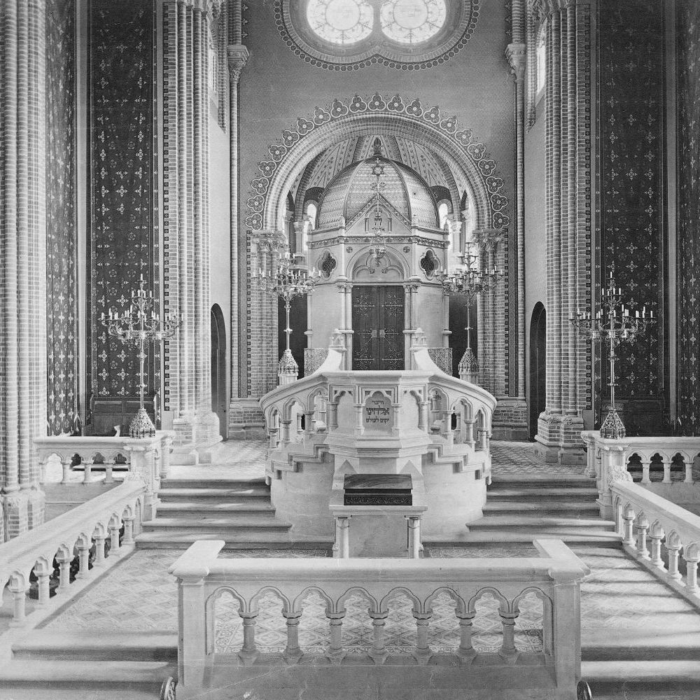 Hannover, Neue Synagoge, Blick auf Kanzel und Thoraschrein, um 1900. Historisches Museum Hannover