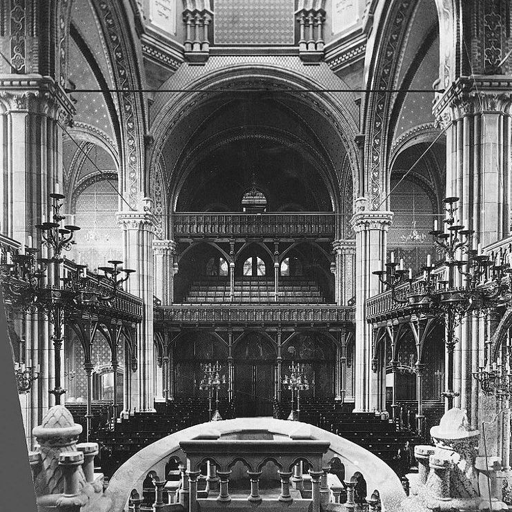 Hannover, Neue Synagoge, Innenraum mit Emporen für die Frauen und den Synagogenchor, 1890. Bildarchiv Historisches Museum Hannover