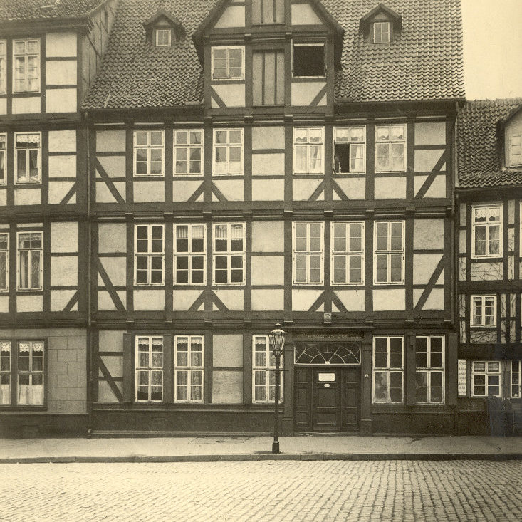 Hannover, Bergstraße 8: Verwaltungsgebäude der Synagogengemeinde, mit Durchgang zur Alten Synagoge im Hinterhof des Hauses, 1928. Bildarchiv Historisches Museum Hannover