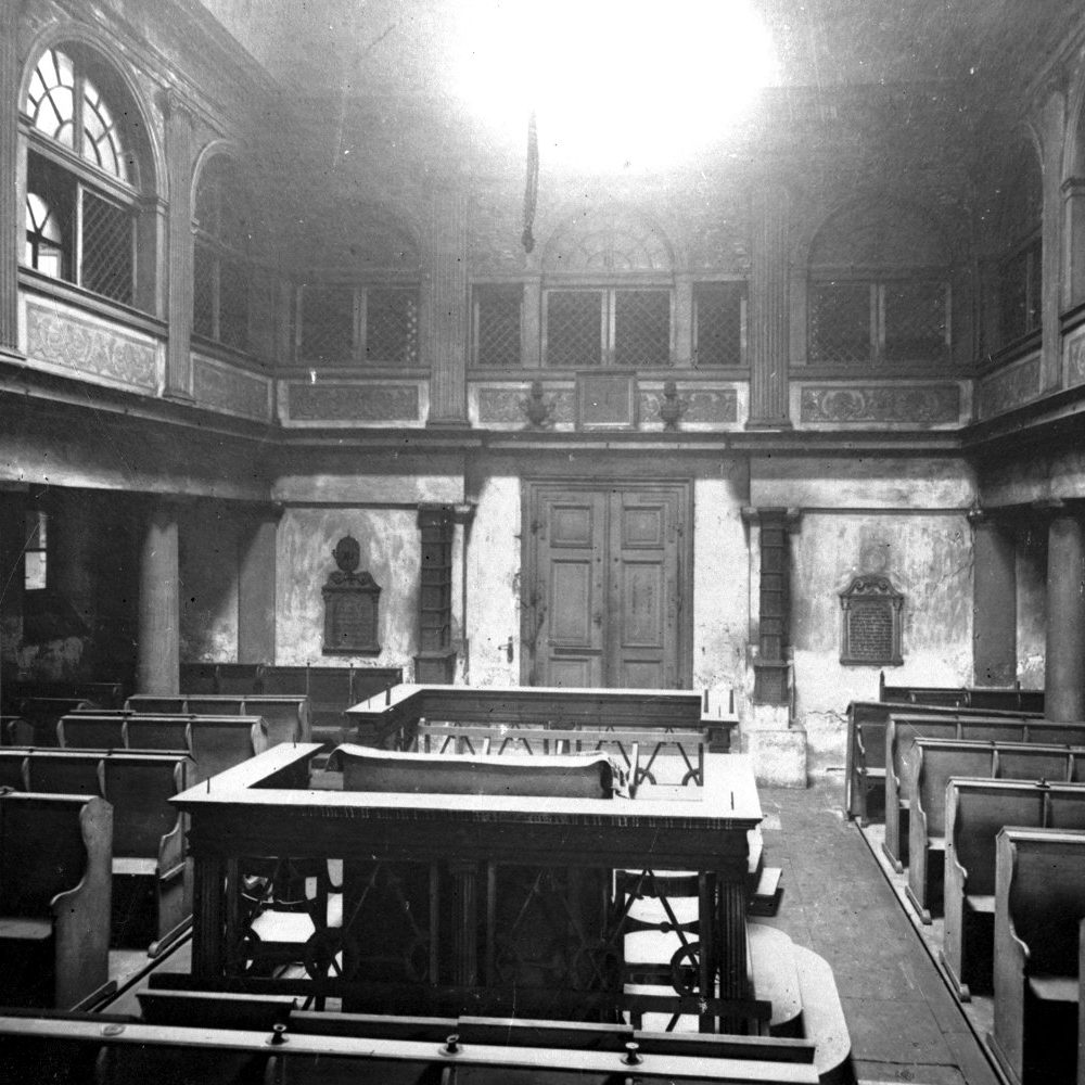 Hannover, Bergstraße 8: Alte Synagoge von 1827. Innenansicht. Blick nach Westen zur Eingangstür, vorne der Almemor (Lesepult), ohne Jahr. Bildarchiv Historisches Museum Hannover