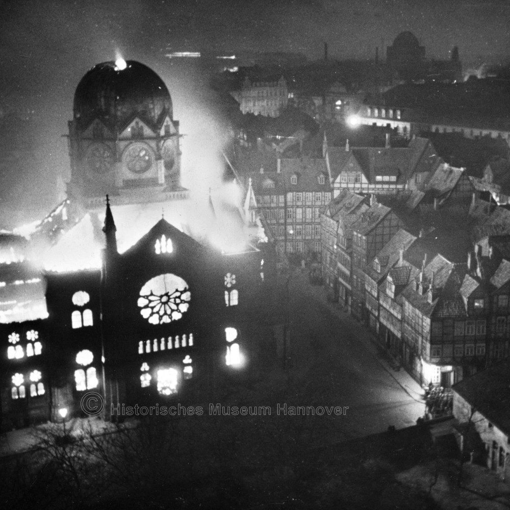Hannover: Die brennende Synagoge, gesehen vom Turm der Neustädter Hof- und Stadtkirche, 10. November 1938. Foto von Wilhelm Hauschild. HAZ-Hauschild-Archiv im Historischen Museum Hannover