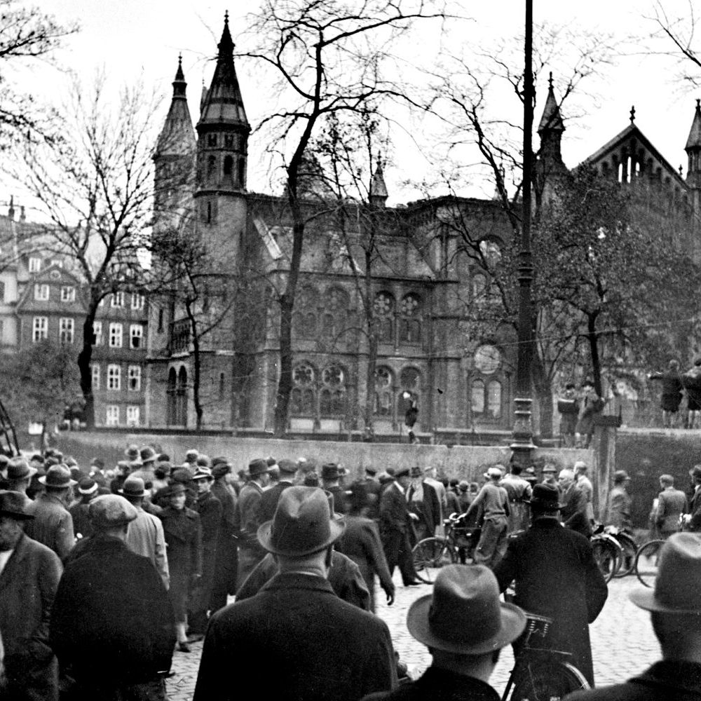 Hannover: Schaulustige an der Neuen Synagoge, 10. November 1938. Die Kuppel der Synagoge ist bereits gesprengt worden. Bildarchiv Historisches Museum Hannover