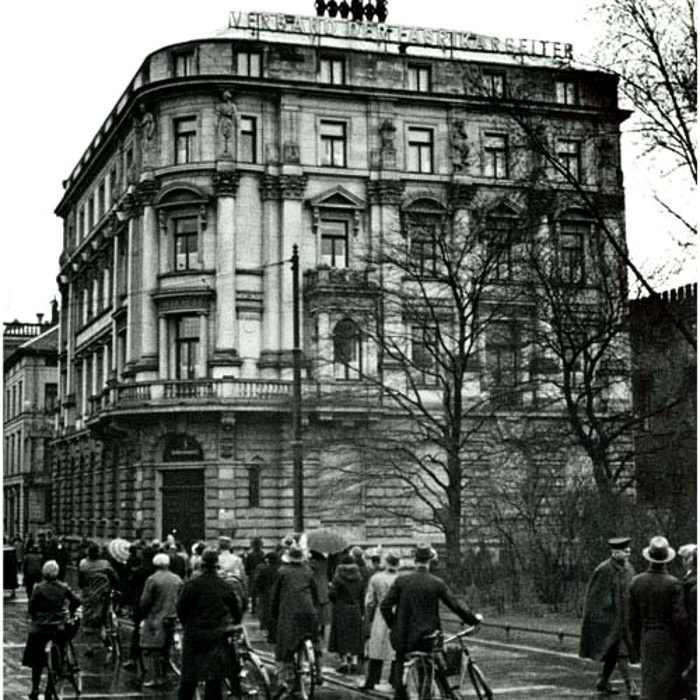 Hannover: Stürmung und Besetzung der Zentrale des Fabrikarbeiterverbandes durch Nationalsozialisten am 1. April 1933. Foto Walter Ballhause. Walter-Ballhause-Archiv, Plauen