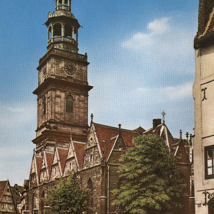 Hannover: Die Aegidienkirche auf einer kolorierten Fotopostkarte, 1925. Bildarchiv Historisches Museum Hannover