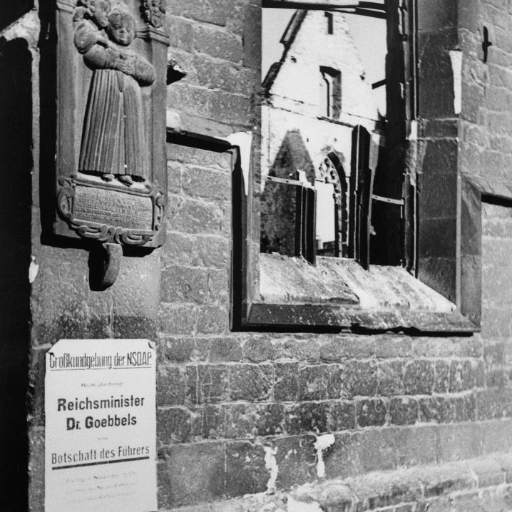Hannover: Ruine der Aegidienkirche mit Plakatanschlag zur Großkundgebung der NSDAP am 5. November 1943: Reichspropandaminister Goebbels spricht vor dem Rathaus. Bildarchiv Historisches Museum Hannover