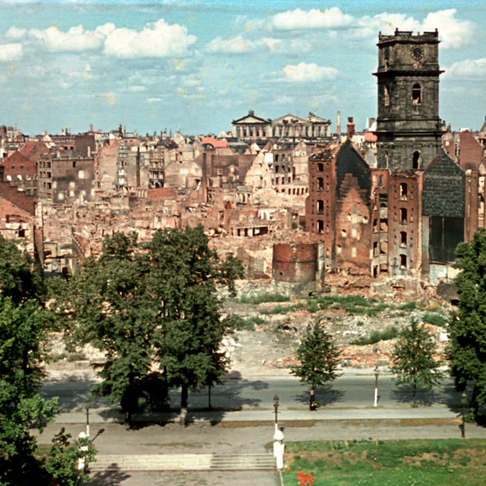 Hannover: Blick vom Rathausturm über den Friedrichswall, September 1944. In der Mitte der runde Borgentrickturm der ehemaligen Stadtmauer, rechts dahinter der Turm der Aegidienkirche. Bildarchiv Historisches Museum Hannover