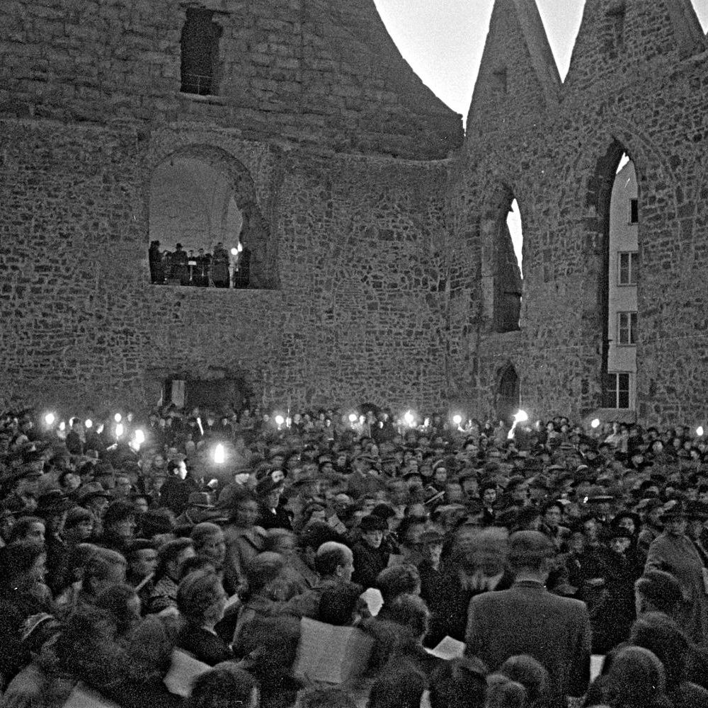 Hannover: Feier in der Aegidienkirche, Oktober 1951. Foto von Wilhelm Hauschild. HAZ-Hauschild-Archiv im Historischen Museum Hannover