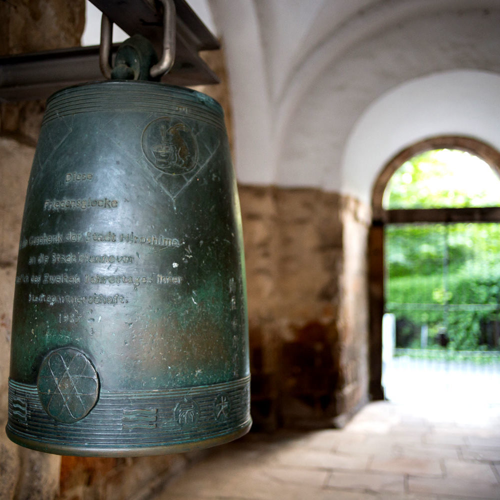 Hannover, Aegidienkirche: Friedensglocke unter dem Uhrturm, ein Geschenk der Partnerstadt Hiroshima, 2015. Foto von Christian A. Schröder (ChristianSchd), Wikimedia Commons