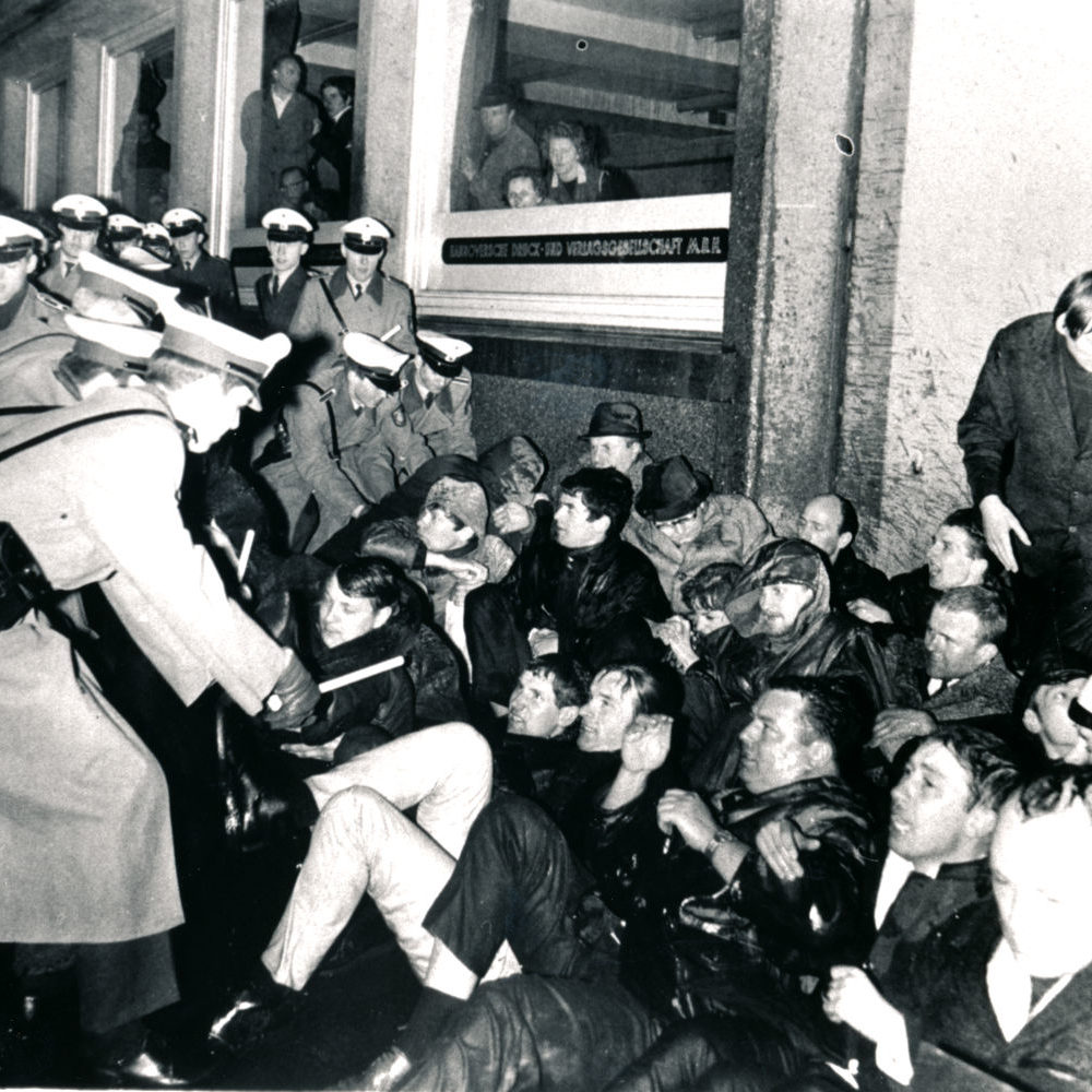 Hannover: "Enteignet Springer". Karfreitag 1968. Polizeiräumung der Blockade der Bild-Zeitung vor der Druckerei im "Pressehaus" in der Odeonstraße. Foto von Heinrich Riebesehl