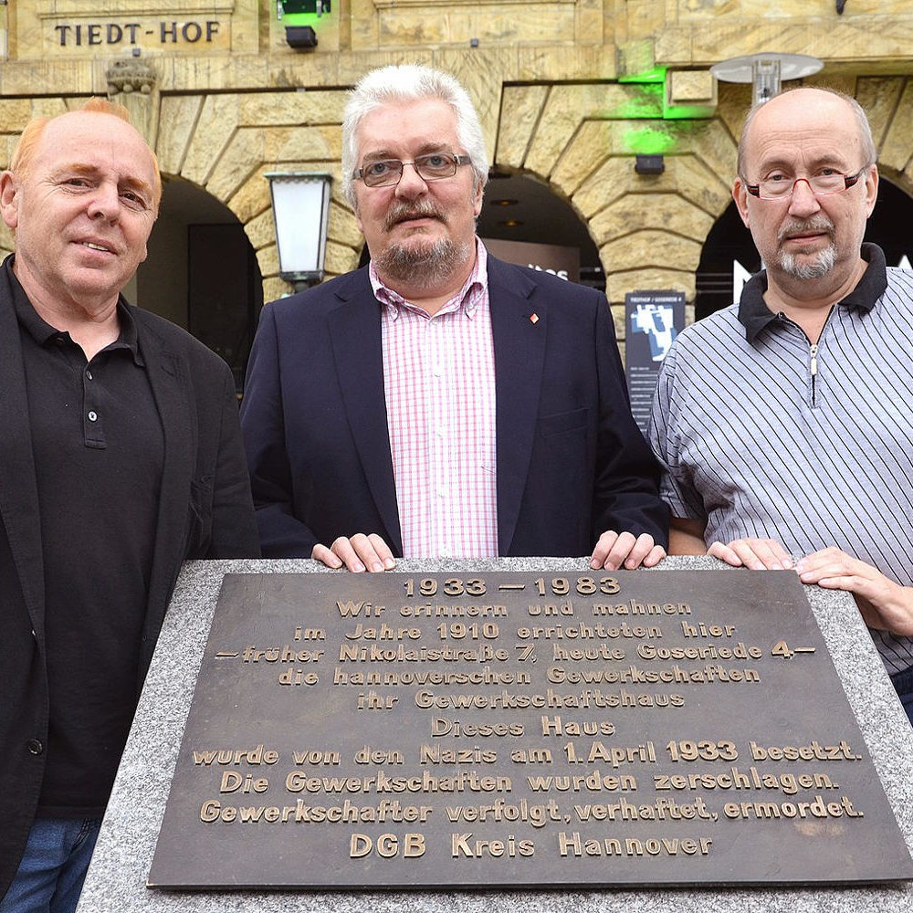 Hannover: Einweihung des neuen Gedenksteines vor dem Tiedthof durch den Deutschen Gewerkschaftsbund Kreis Hannover, von links: Tom Seibert (Regionssekretär), Reiner Eifler (Regionsgeschäftsführer) sowie Steffen Holz 1958-2020 (Regionssekretär). Foto Bernd Schwabe in Hannover, 2014. Wikimedia Commons