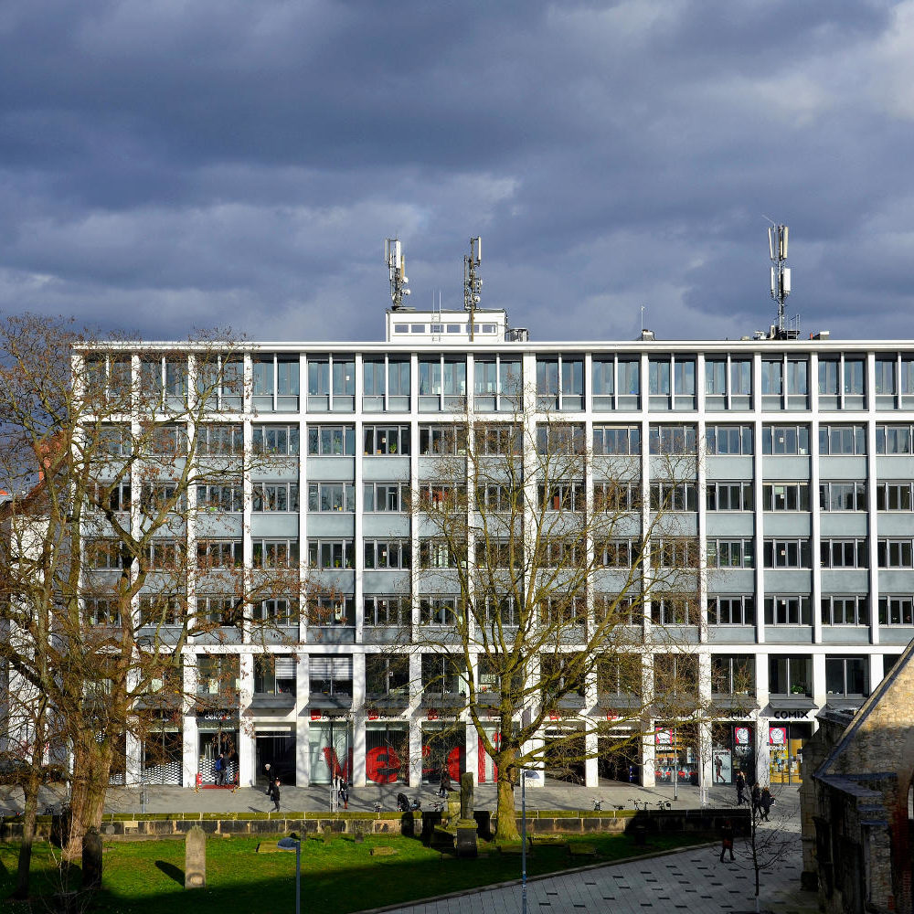Hannover: Büro- und Veranstaltungsgebäude ver.di-Höfe, in dem neben der Gewerkschaft ver.di auch das Bildungswerk ver.di seinen Sitz hat. Es steht auf dem Grundstück des ehemaligen "Volkshaus" und späteren Pressehaus der SPD. Foto Bernd Schwabe in Hannover, 2016. Wikimedia Commons