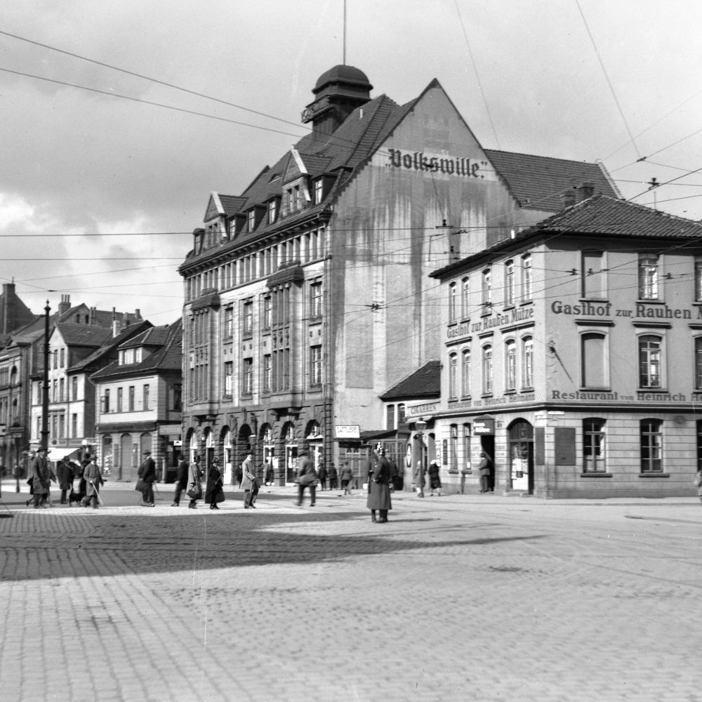 Hannover: Gewerkschaftshaus in der Nikolaistraße, rechts die Einmündung Artilleriestraße (heute Kurt-Schumacher-Straße), ohne Jahr. Foto von Wilhelm Ackermann. Bildarchiv Historisches Museum Hannover
