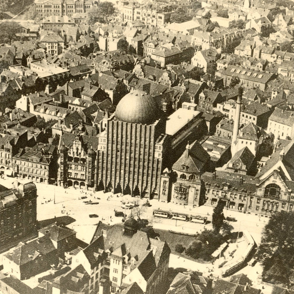 Hannover: Goseriede mit dem Anzeiger-Hochhaus und dem städtischen Goseriede-Bad, gegenüber der Blick in den ersten Hof des Gewerkschaftshauses. Luftbild vor 1940. Bildarchiv Historisches Museum Hannover
