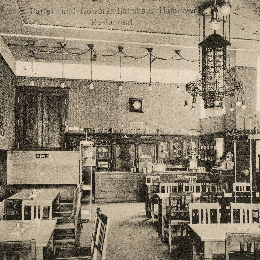 Hannover: Blick in die Gaststube des Restaurants im Gewerkschaftshaus auf einer Postkarte, 1915. Bildarchiv Historisches Museum Hannover