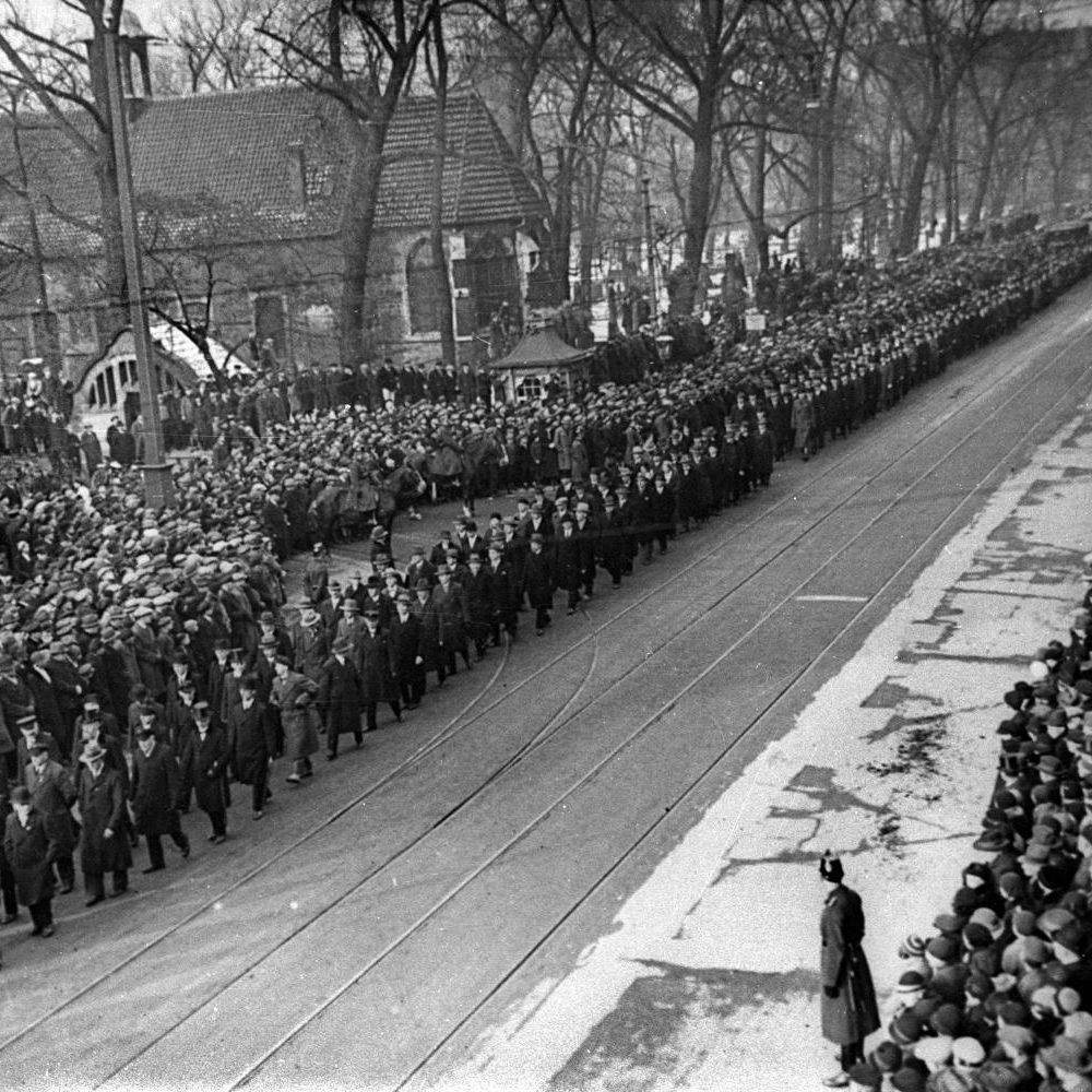 Hannover: Trauerzug für die am 21.Februar 1933 von SA-Leuten am Lister Turm ermordeten Reichsbannerleute Willi Großkopf und Wilhelm Heese am 25. Februar 1933 in der Nikolaistraße vor der Nikolaikapelle, Aufnahme aus dem Gewerkschaftshaus. Bildarchiv Historisches Museum Hannover