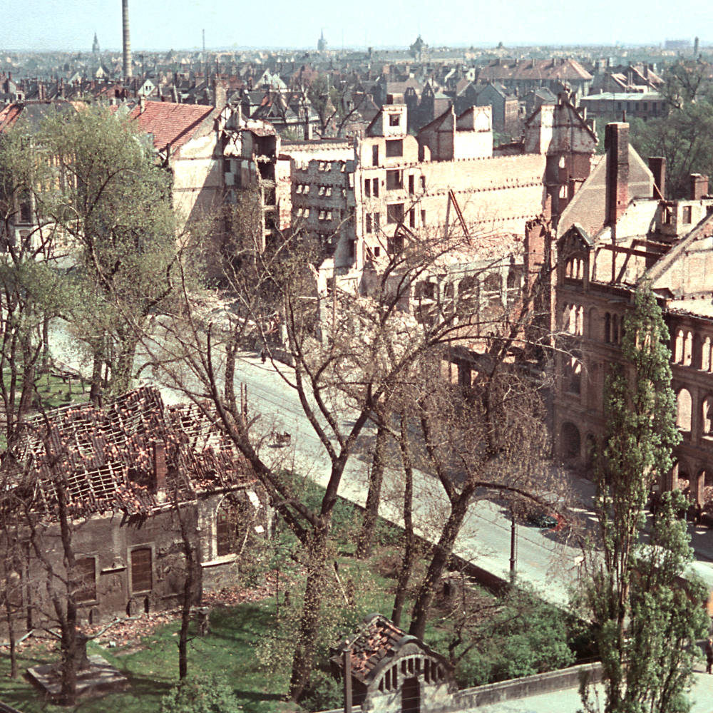Hannover: Zerstörte Gebäude an der Nikolaistraße: Links die Nikolaikapelle, rechts die Ruine des "Volksheim", 1944. Foto von Fritz Römer. Historisches Museum Hannover