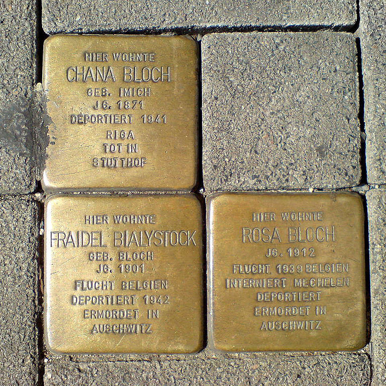 Hannover: Die am 13. November 2008 vor dem Gebäude Am Marstall 14 verlegten Stolpersteine für Mitglieder der Familie Bloch. Foto Städtische Erinnerungskultur Hannover