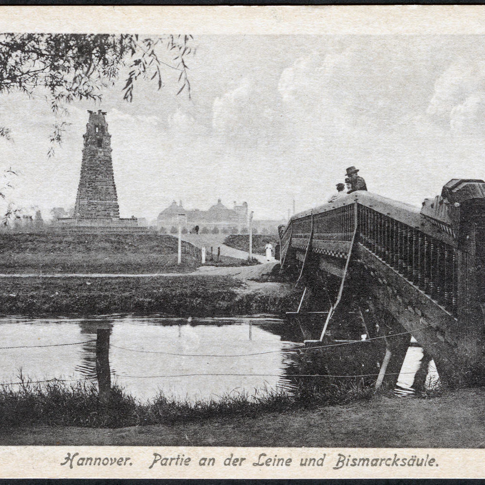 Hannover: Die Bismarcksäule um 1912, Ort der späteren Bücherverbrennung, im Hintergrund die Bismarckschule. Ansichtskarte Nummer 558 von Ernst Walther, um 1912; aus der Sammlung von Rainer Hoffschildt. Wikimedia Commons
