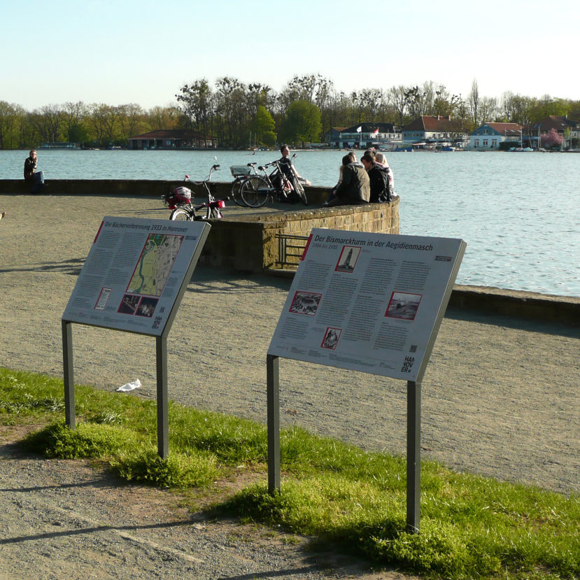 Hannover: Informationstafeln zur Bücherverbrennung und zur Bismarcksäule. Foto: Axel Hindemith, 2016. Wikimedia Commons