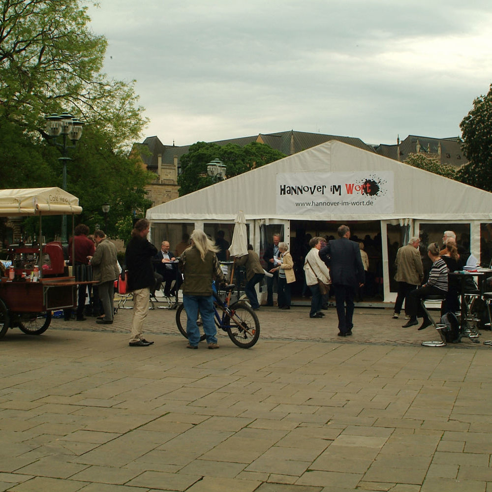 Hannover: Gedenkveranstaltung zum 79. Jahrestag der Bücherverbrennungen in Hannover. Unter der Erkenntnis "... dort, wo man Bücher verbrennt, verbrennt man am Ende auch Menschen" fanden durch die Inititative "Hannover im Wort" verschiedene Veranstaltungen statt, darunter die am Opernplatz mit Lesungen verfolgter Autoren. Foto Bernd Schwabe in Hannover, 2012. Wikimedia Commons