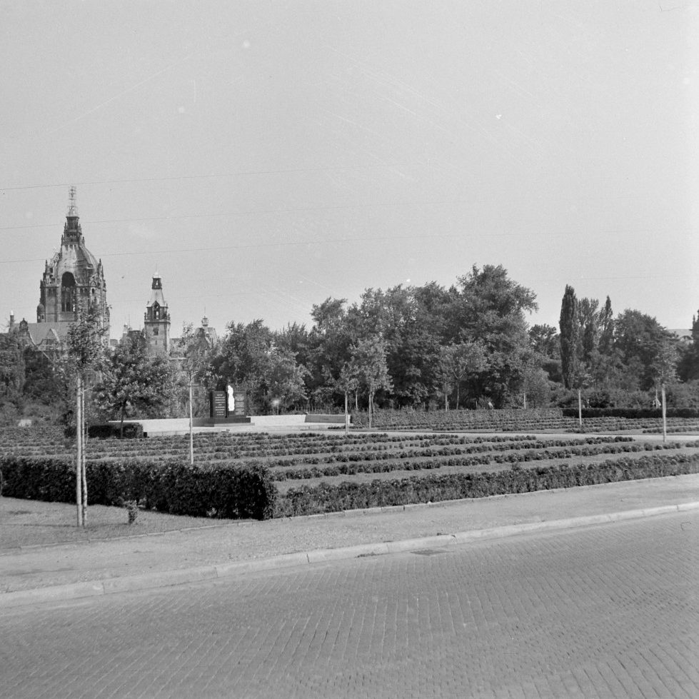 Hannover: Ehrenfriedhof und Denkmal am Maschsee-Nordufer, im Hintergrund das Neue Rathaus, undatiert. Archiv Grünflächenamt im Historischen Museum Hannover