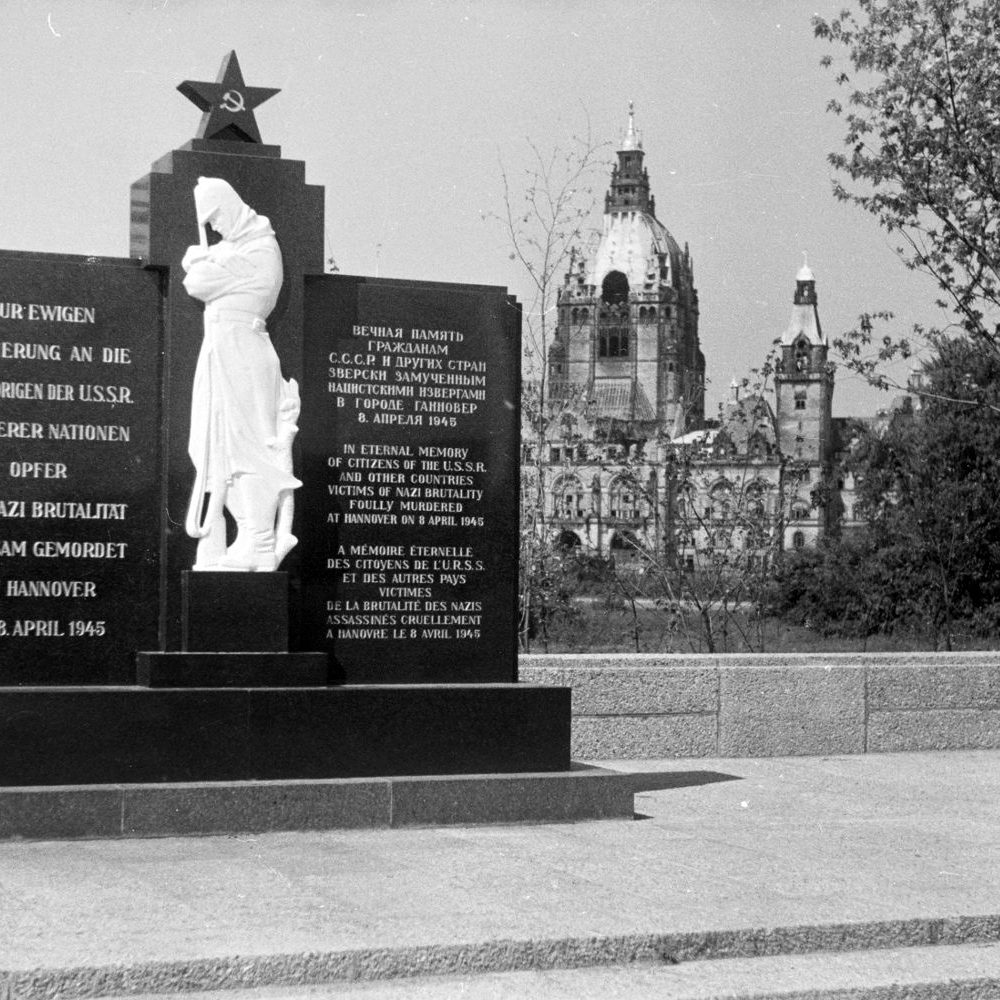 Hannover: Ehrenfriedhof und Denkmal am Maschsee-Nordufer, Foto von Wilhelm Hauschild, 1955. HAZ-Hauschild-Archiv im Historischen Museum Hannover
