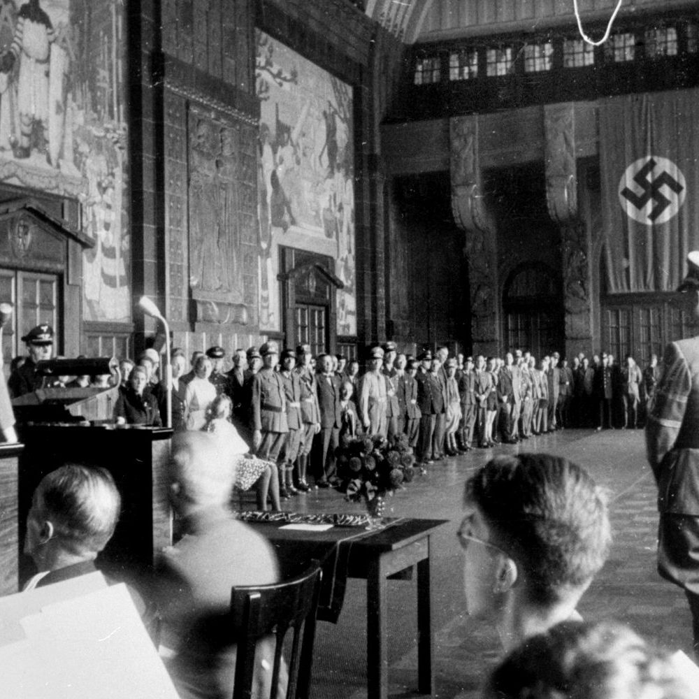Hannover: Verleihung von Kriegsverdienstkreuzen durch Gauleiter Hartmann Lauterbacher im Großen Festsaal des Neuen Rathauses Hannover, ohne Jahr (ca. 1943-1944). Bildarchiv Historisches Museum Hannover