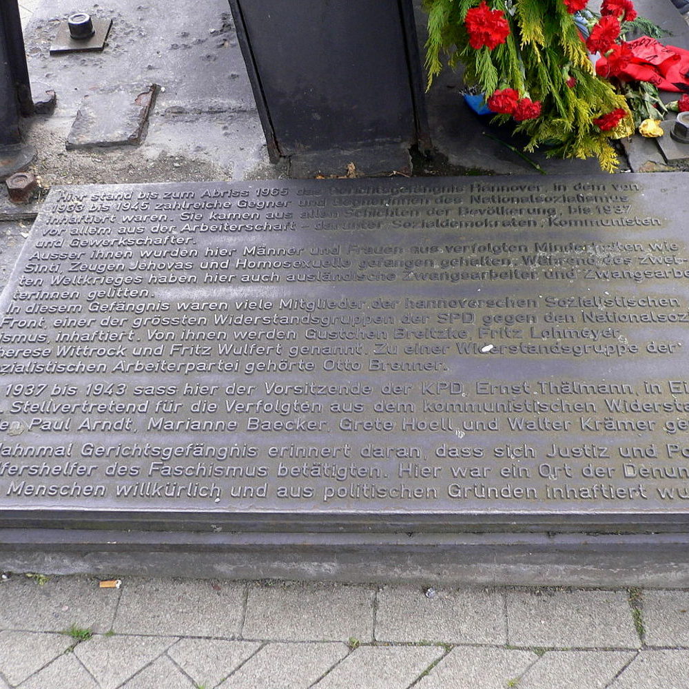Hannover: Inschrift des Mahnmals am Ort des ehemaligen Gerichtsgefängnis vor dem Kulturzentrum "Pavillon". Foto von Rainer Hoffschildt, 2005. Wikimedia Commons