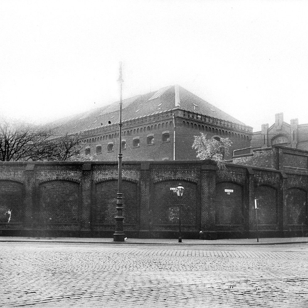 Hannover: Das Gerichtsgefängnis, Ecke Alte Celler Heerstraße (jetzt: Lister Meile) und Am Justizgebäude (nicht mehr bestehend), um 1930. Bildarchiv Historisches Museum Hannover