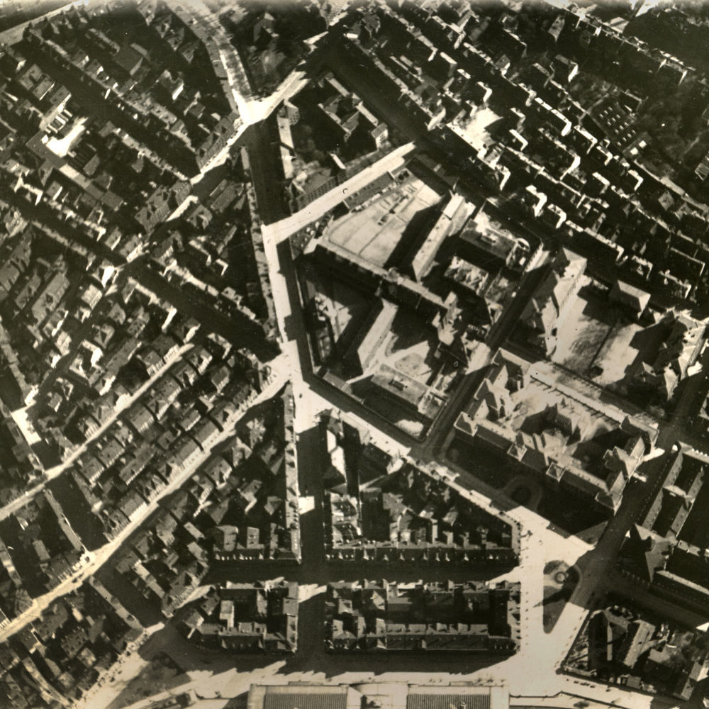 Hannover hinter dem Bahnhof: Vertikal die Alte Celler Heerstraße, rechts davon das Gerichtsgefängnis und die Justizgebäude am dreieckigen Raschplatz. Fotoalbum „Fliegerabteilung“, um 1917. Bildarchiv Historisches Museum Hannover