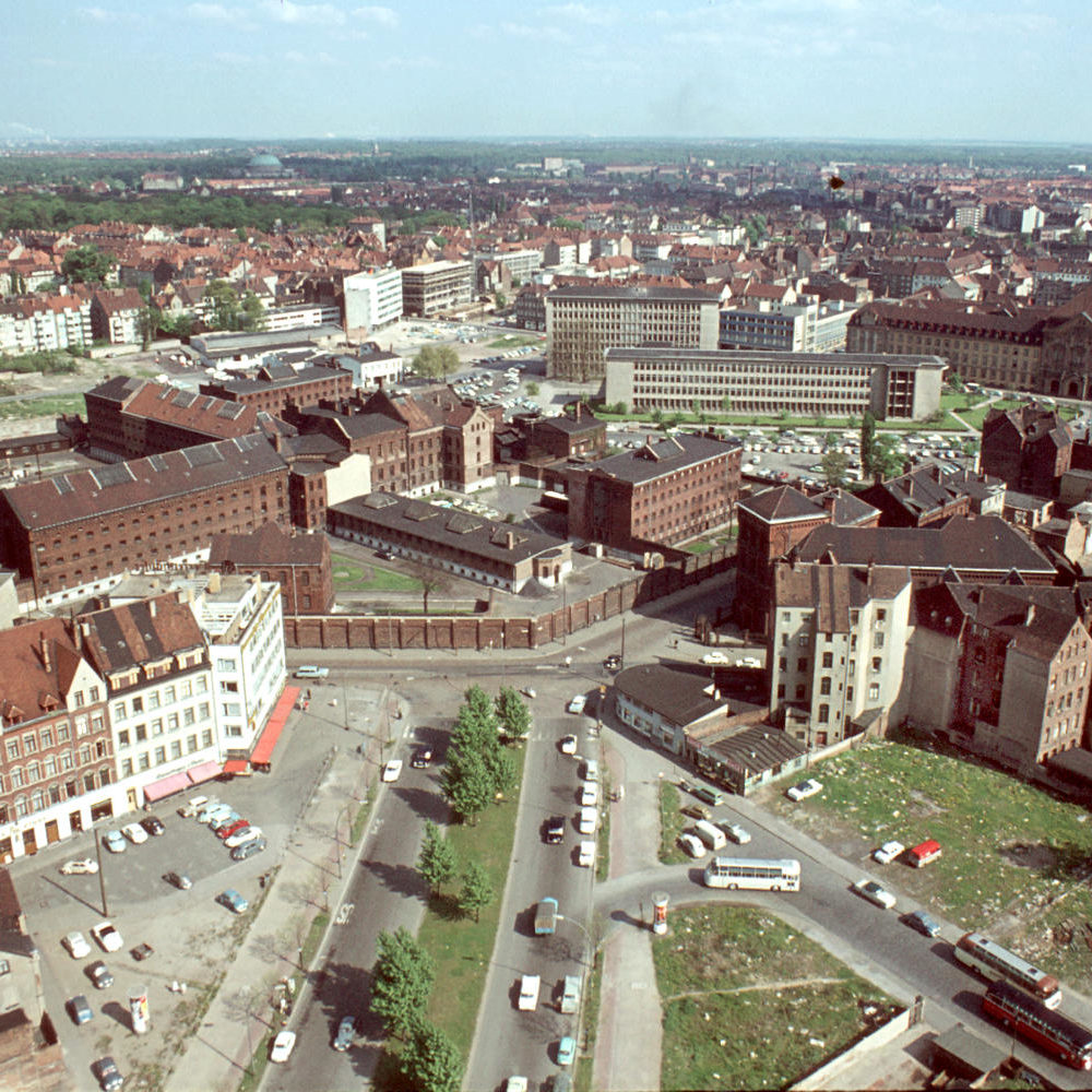Hannover: Blick vom Fernmeldeturm auf die Hamburger Allee, die Gefängnisgebäude stehen kurz vor dem Abriß. Foto von Has Bernhardt, 1963. Bildarchiv Historisches Museum Hannover