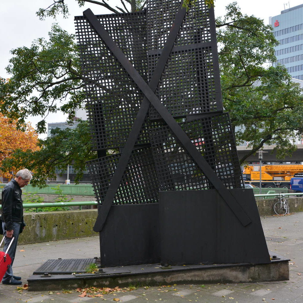 Hannover: Das Mahnmal für die Opfer des Gerichtsgefängnisses wurde von Hans-Jürgen Breuste geschaffen und am 8. Mai 1989, dem Jahrestag der Befreiung vom Nationalsozialismus, mit einer Gedenkveranstaltung der Öffentlichkeit übergeben. Es ist zudem das erste städtische Mahnmal in der Bundesrepublik Deutschland, das ausdrücklich auch an die Verfolgung homosexueller Männer in der NS-Zeit erinnert. Foto von Michael Pechel, 2014