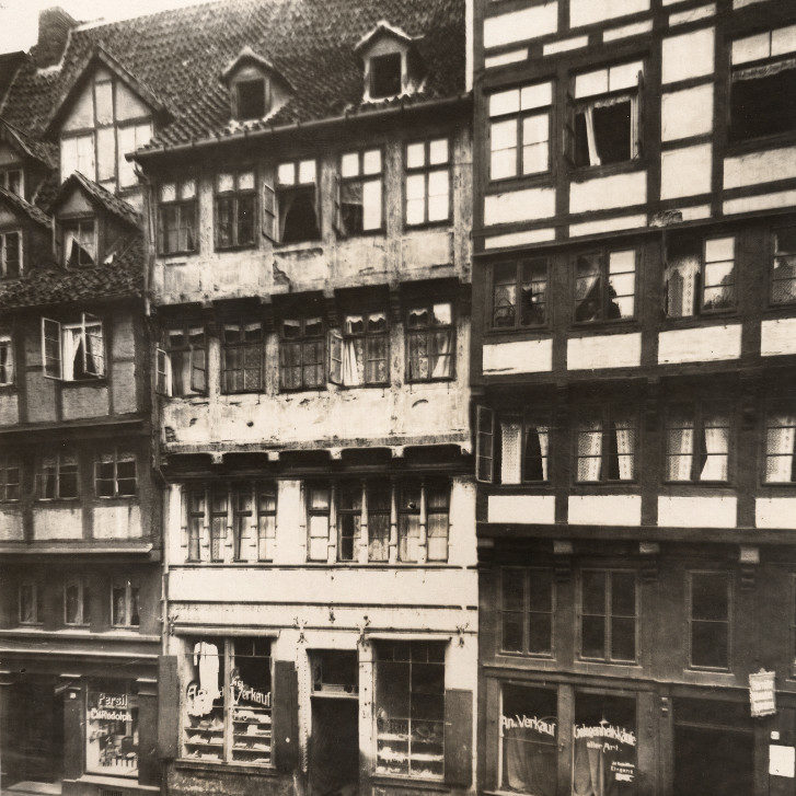 Hannover: Knochenhauerstraße 60, 61 und 62 (von links), September 1925. Das spätere "Judenhaus" in der Bildmitte. Bildarchiv Historisches Museum Hannover
