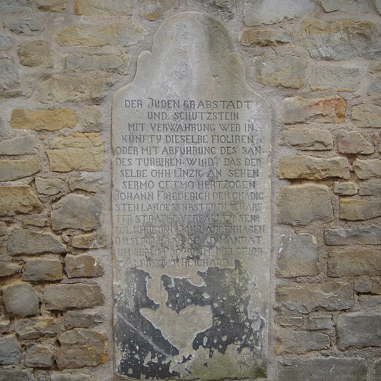 Hannover: Amtlicher Schutzstein des Friedhofs von 1671. "DER JUDEN GRABSTADT UND SCHUTZSTEIN MIT VERWAHRUNG...". Foto Tim Rademacher, 2005. Wikimedia Commons