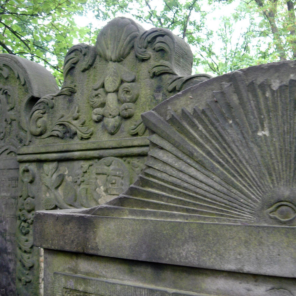 Hannover: Grabsteine auf dem jüdischen Friedhof Oberstraße, Details. Foto Tim Schredder, 2006. Wikimedia Commons
