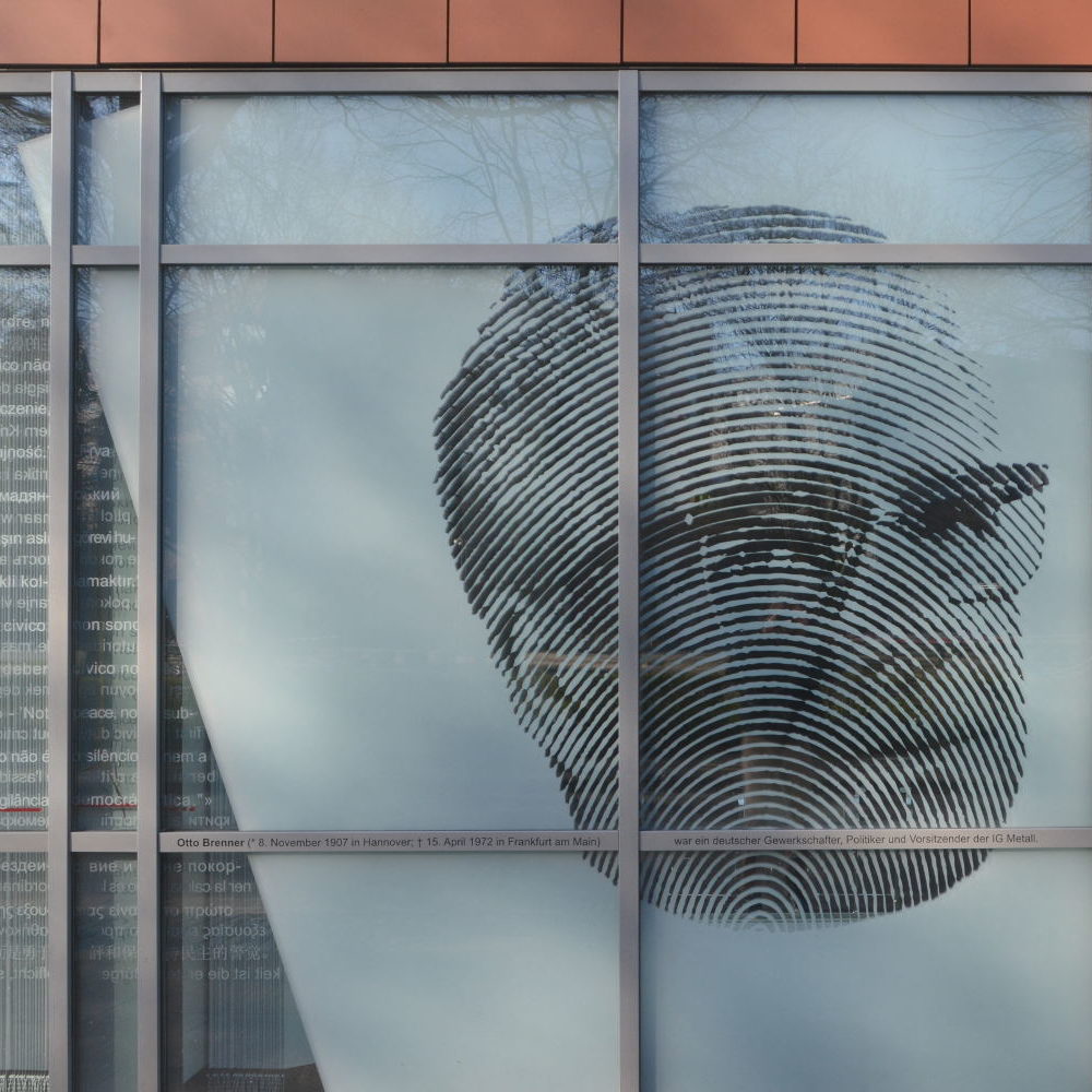 Hannover: Bild-Schrift-Installation für den Mitbegründer und langjährigen Vorsitzenden der IG Metall Otto Brenner (1907 Hannover - 1972 Frankfurt am Main) an der Zentrale der IG Metall Hannover am Klagesmarkt. Foto Michael Pechel, 2020