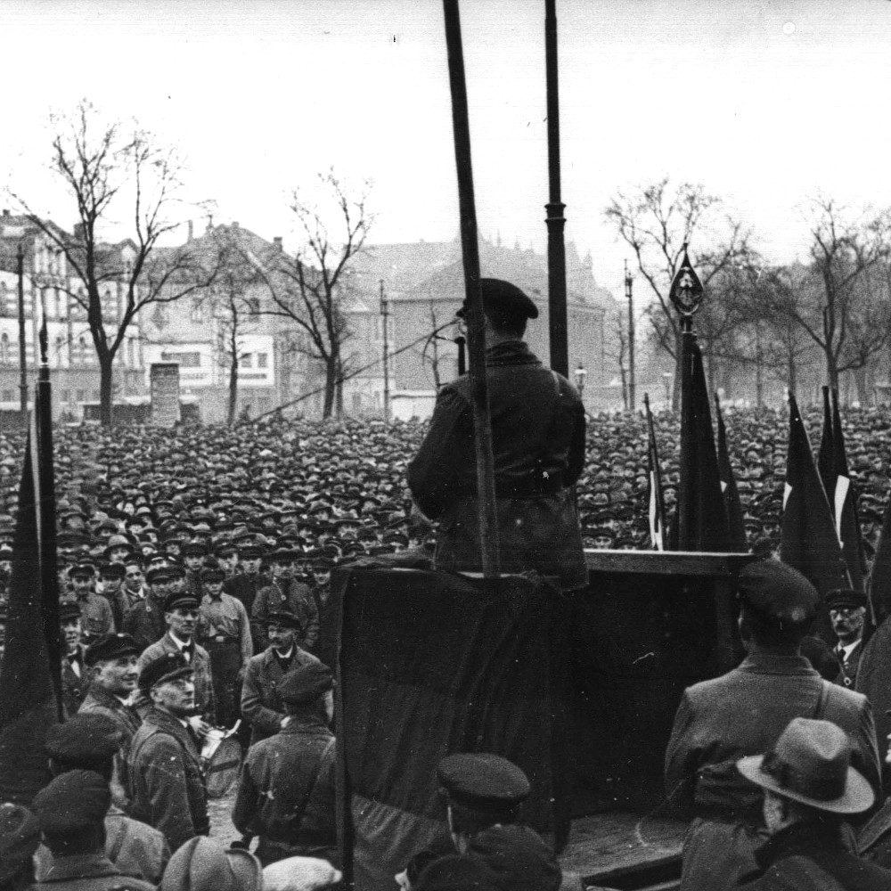 Hannover: Letzte Kundgebung des "Reichsbanner Schwarz-Rot-Gold" auf dem Klagesmarkt, 26. Februar 1933. Im Hintergrund der Postkamp. Archiv der Sozialen Demokratie / Friedrich-Ebert-Stiftung