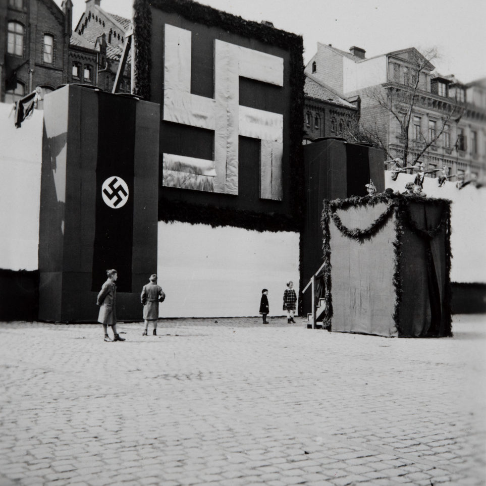Hannover: Kinder auf und an der Rednertribüne zum 50. Geburtstag Adolf Hitlers auf dem Klagesmarkt, 20.04.1939. Foto von Ludwig Beensen. Bildarchiv des Historischen Museum Hannover