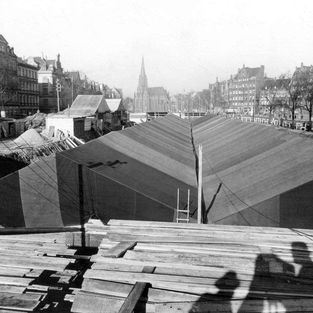 Hannover: Bau des Tiefbunkers am Klagesmarkt mit Zelt als Frostschutzmaßnahme, 1940/1941. Foto von Lill. Bildarchiv des Historischen Museum Hannover