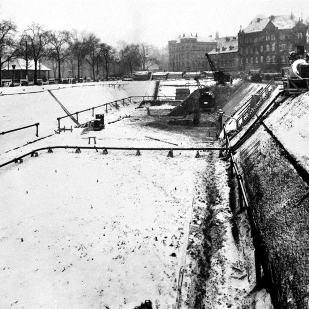 Hannover: Baugrube des Tiefbunkers am Klagesmarkt, 1940/1941. Foto von Lill. Bildarchiv des Historischen Museum Hannover