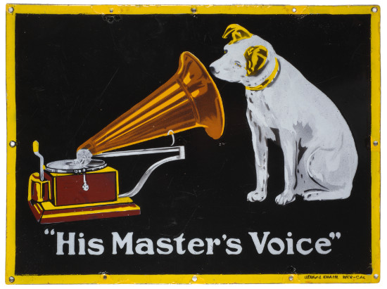 Emailleschild "His Master's Voice". Markenzeichen der Deutschen Grammophon AG, vor 1914. Bildarchiv Historisches Museum Hannover
