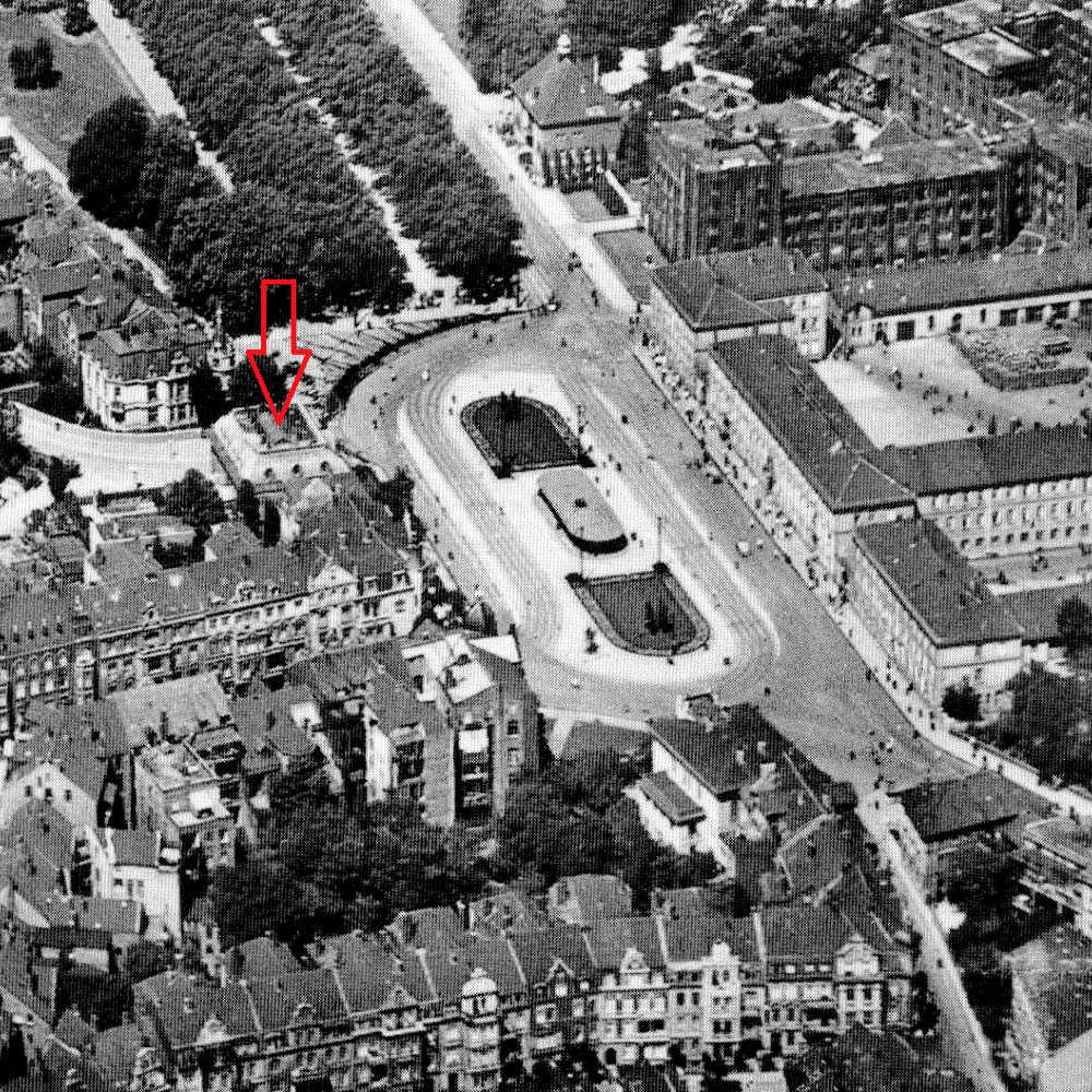 Hannover: Königsworther Platz, Luftaufnahme der 1930er Jahre. Rechts am Platz die Druckerei König & Ebhardt, darunter die ehemalige Garde-du-Corps-Kaserne, seit 1919 Arbeitsamt. Links am Platz (durch einen Pfeil markiert) in einer Villa seit 1936 die Zentrale der SS in Hannover. Unten an der Einmündung Brühlstraße die Villa Simon. Foto Privatbesitz