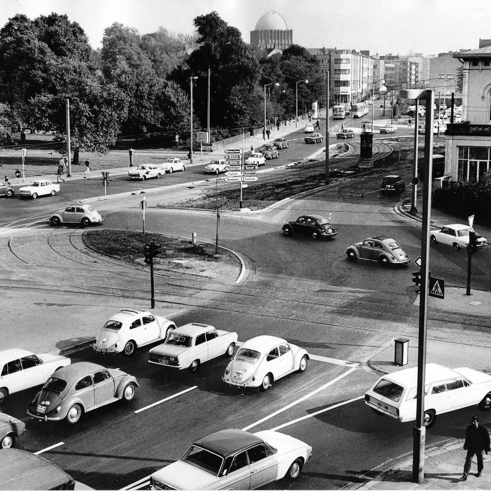 Hannover: Kreisel am Königsworther Platz, rechts am Bildrand die ehemalige "Villa Simon", 1970er Jahre. Foto Privatbesitz
