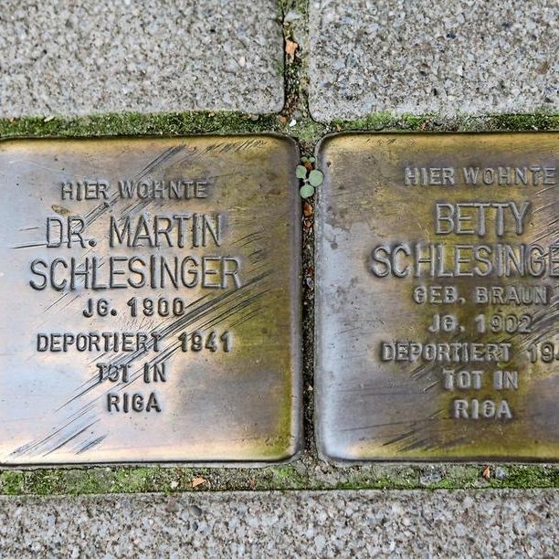 Hannover: Stolpersteine für Betty und Dr. Martin Schlesinger, vor der ehemaligen "Villa Simon" verlegt am 3. März 2009. Das jüdische Ehepaar wurde am 15. Dezember 1941 von hier in das Ghetto Riga deportiert und dort ermordet. Ihre Kinder Michael und Hannah konnten mit einem Kindertransport nach England entkommen. Foto Bernd Schwabe in Hannover. Wikimedia Commons