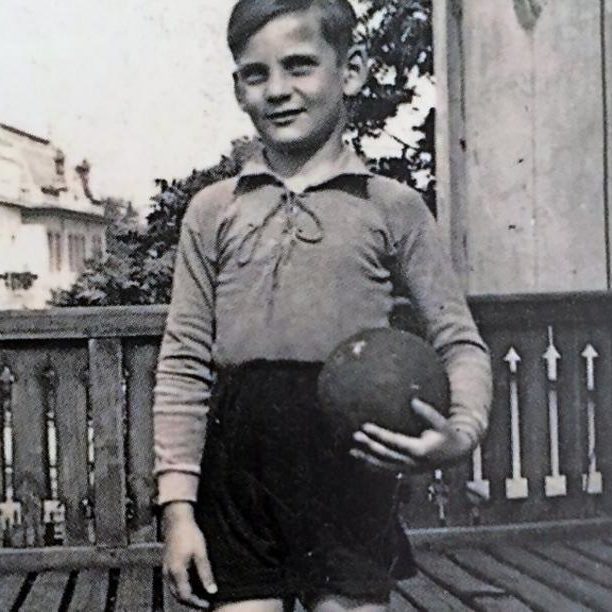 Hannover: Michael Schlesinger (später Michael Brown) auf dem Dach der Gartenterrasse der "Villa Simon", 1939. Links hinter ihm sind Obergeschoß und Dach des SS-Quartiers am Königsworther Platz zu erkennen. Quelle: Michael Brown