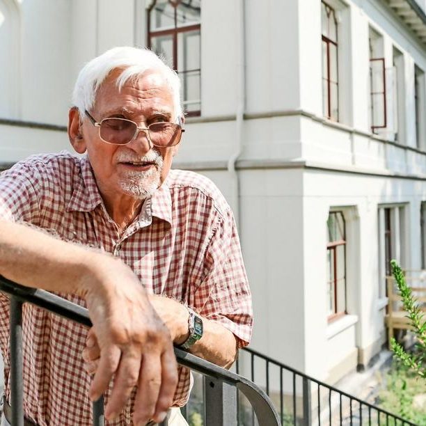 Hannover: Im Garten spielte er einst Fußball. Michael Brown vor dem Haus an der Brühlstraße Ecke Königsworther Platz, in dem er als Kind lebte, August 2019. Quelle: Hannoversche Allgemeine Zeitung, Foto: Katrin Kutter