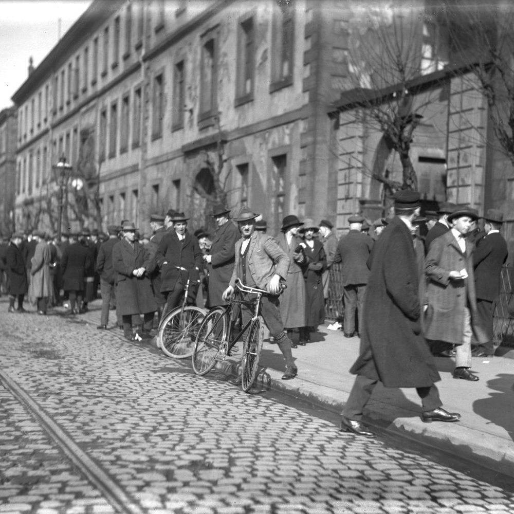 Hannover: Arbeitssuchende vor dem Arbeitsamt am Königsworther Platz in der ehemaligen Garde-du-Corps-Kaserne, 1932. Bildarchiv Historisches Museum Hannover